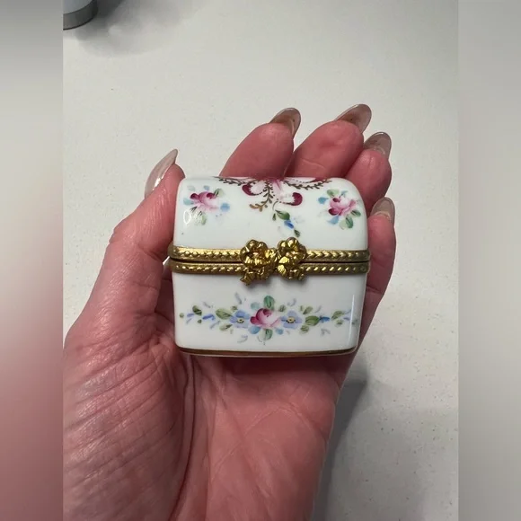 Antique Limoges France Hand Painted Flower Motif Porcelain Pill Trinket Box - Picture 3 of 7